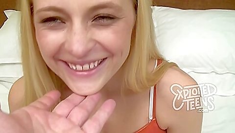 Suckoldoor sex with a sexy blonde