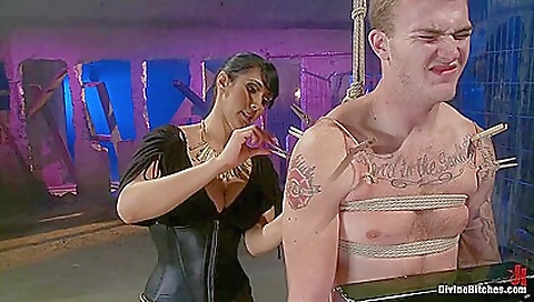 Sav extendeden hasging for her first time