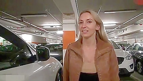 Slim blonde opinion and ready for dildo