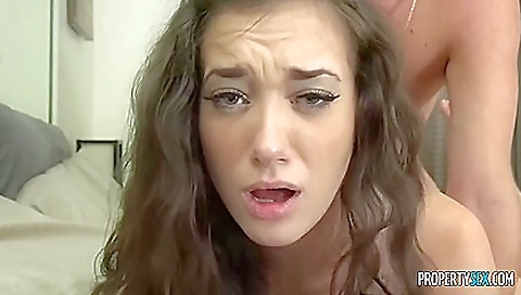 Hawt sweetheart gives head in the kitchen